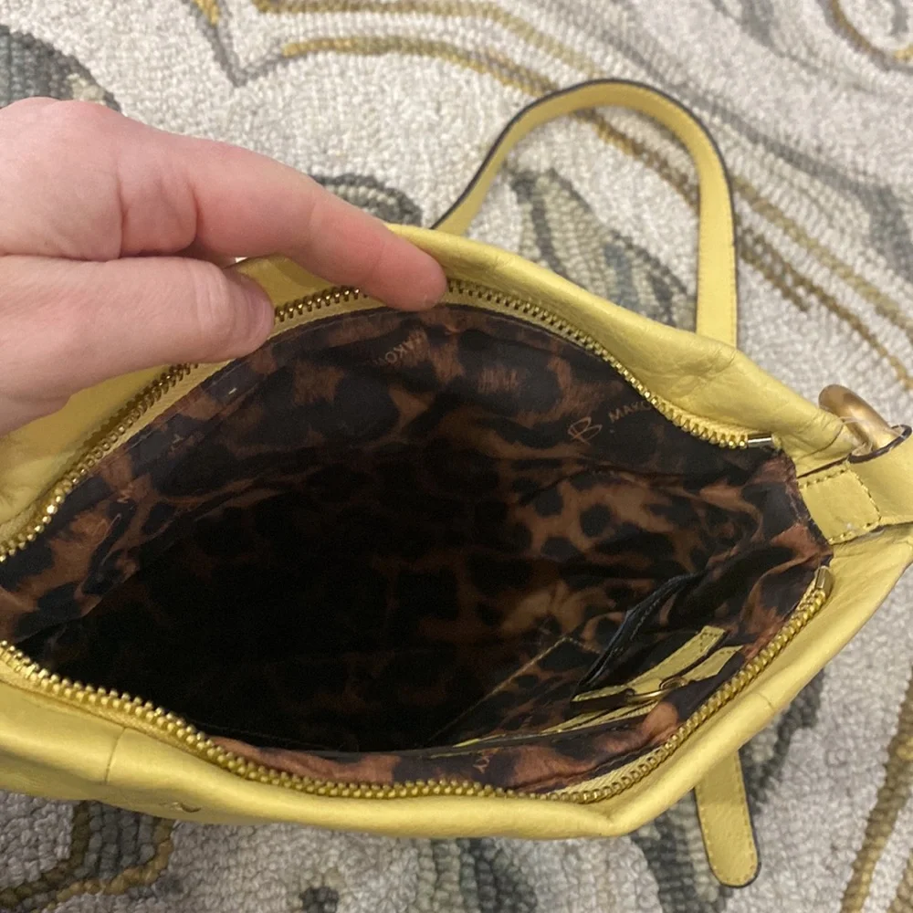 💕 B. Makowsky light yellow medium leather crossbody bag 💕